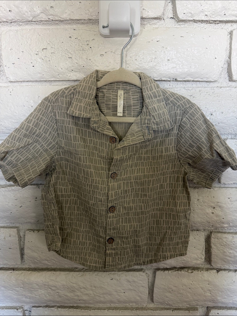 Rylee + Cru Beige Patterned Short-Sleeve Button-Down Shirt